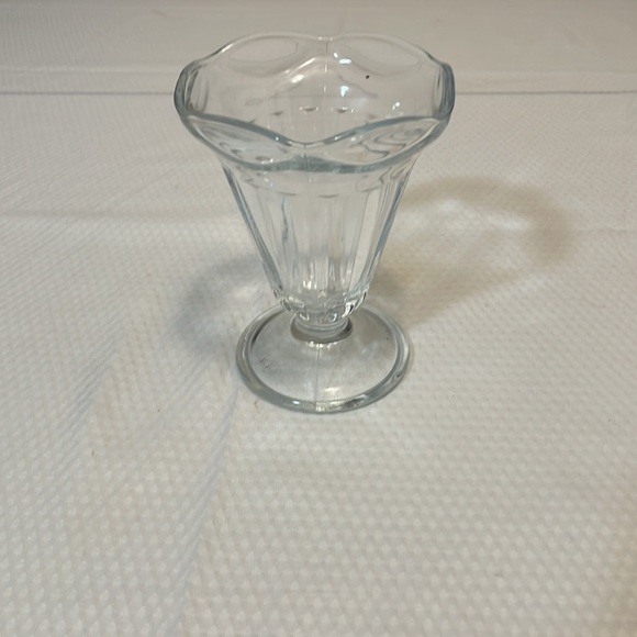 Set of 3 Vintage Anchor Hocking Tulip shaped Dessert   Ice Cream Sundae Glasses - Picture 5 of 6